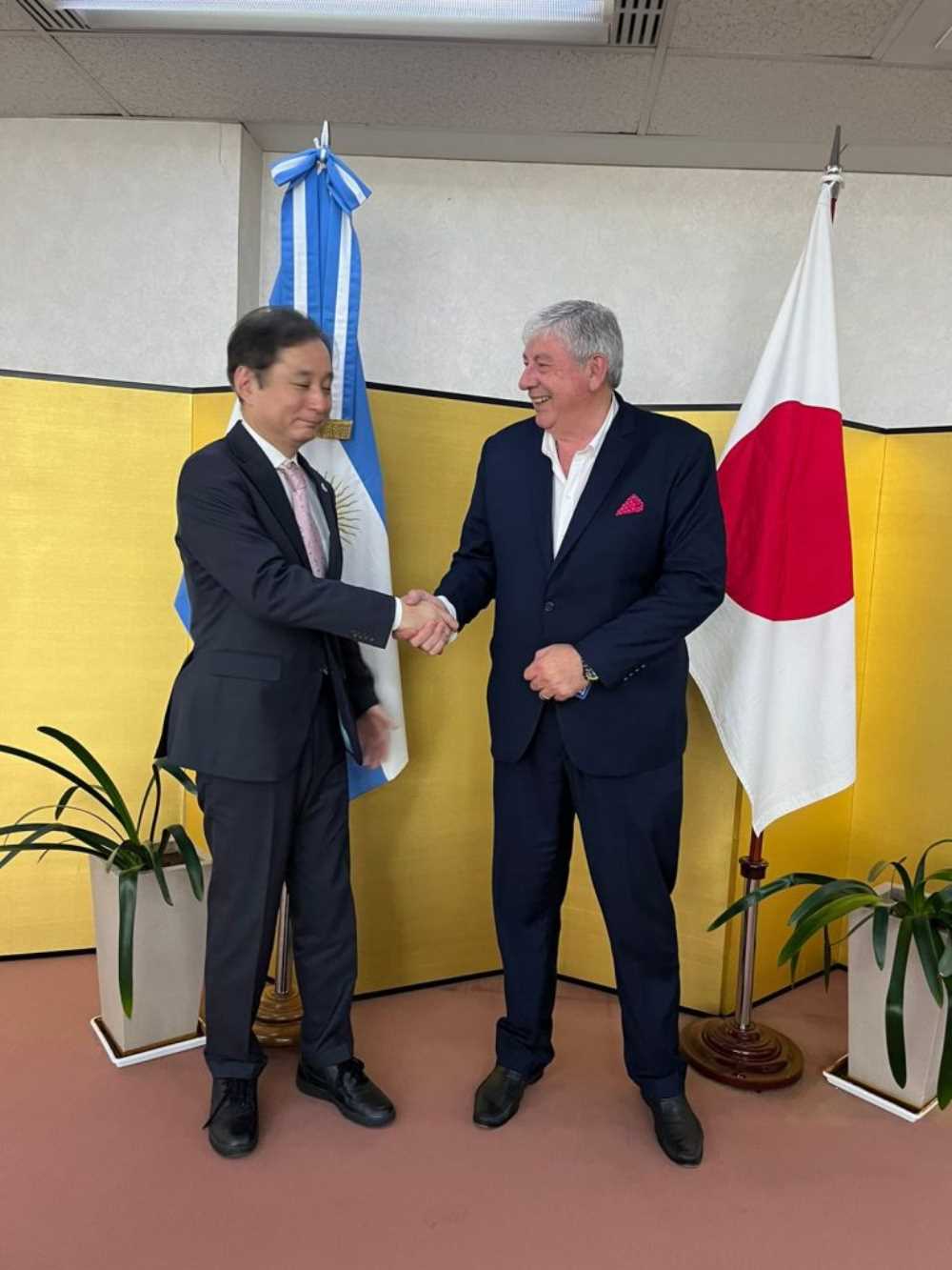 El embajador de Japón, Hiroshi Yamauchi recibió al intendente Walter Cortés