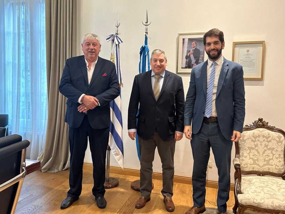 Cortés estrechó lazos con el embajador de Uruguay