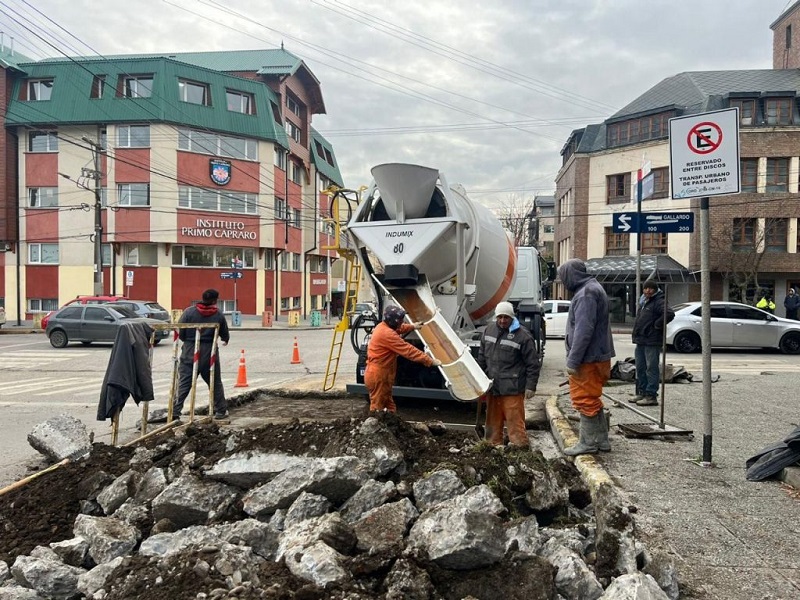 Bariloche mejora su infraestructura vial: reparan grieta en Quaglia y Gallardo