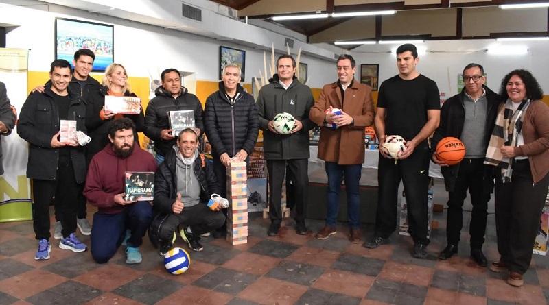 Entregan equipamiento deportivo a programas preventivos de la SENAF