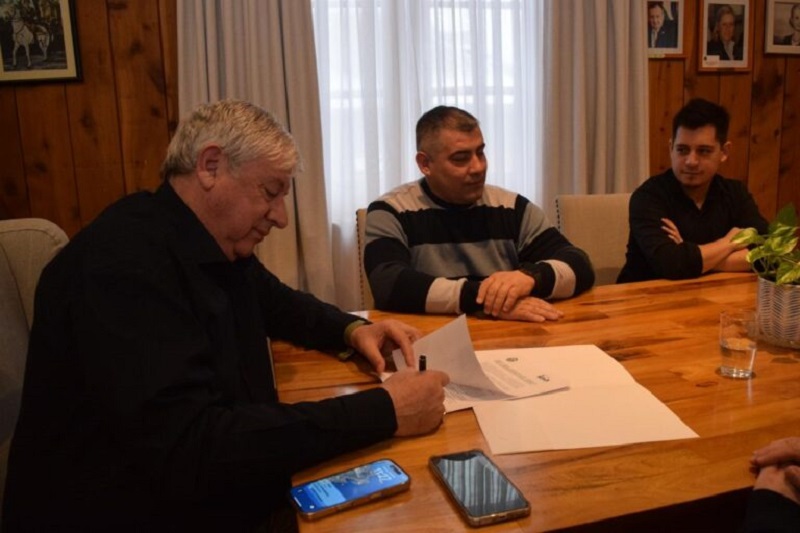 Bariloche y El Hoyo firmaron un convenio para fortalecer la hermandad patagónica