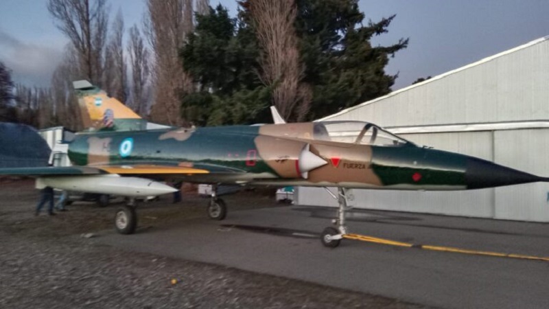 Emoción en Bariloche: trasladan el avión que voló con un piloto local en la Guerra de Malvinas