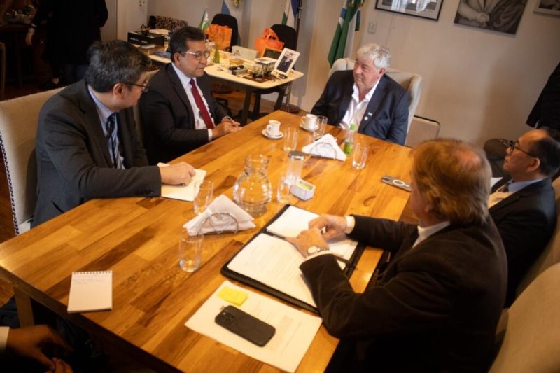 Cortés recibió al embajador de Indonesia en una reunión protocolar en el Centro Cívico