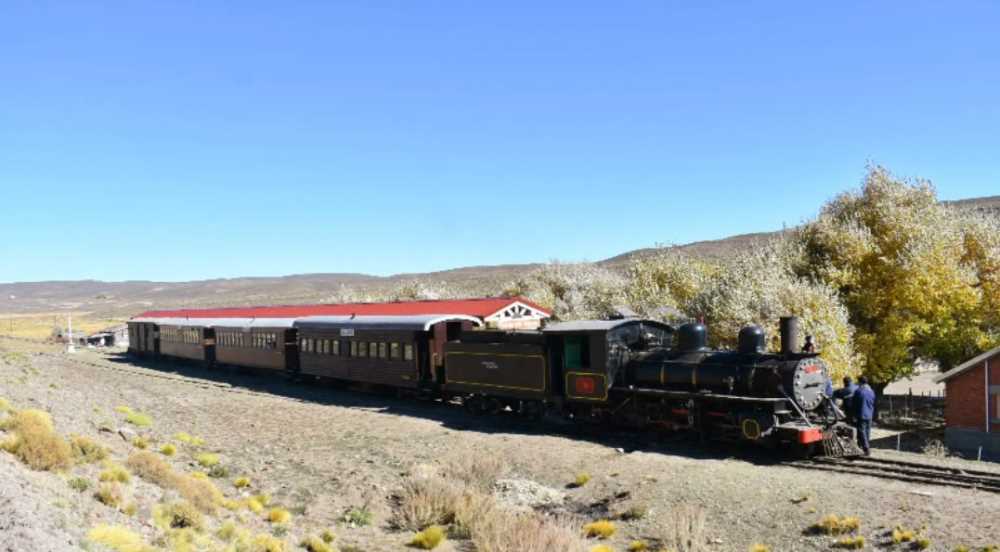 Con los vagones completos, La Trochita partió hacia la última aventura de la temporada