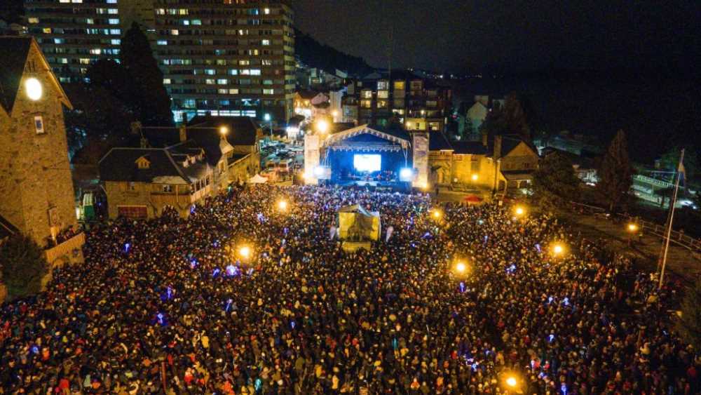 La Konga convocó a una multitud en el cierre de la Fiesta de la Nieve