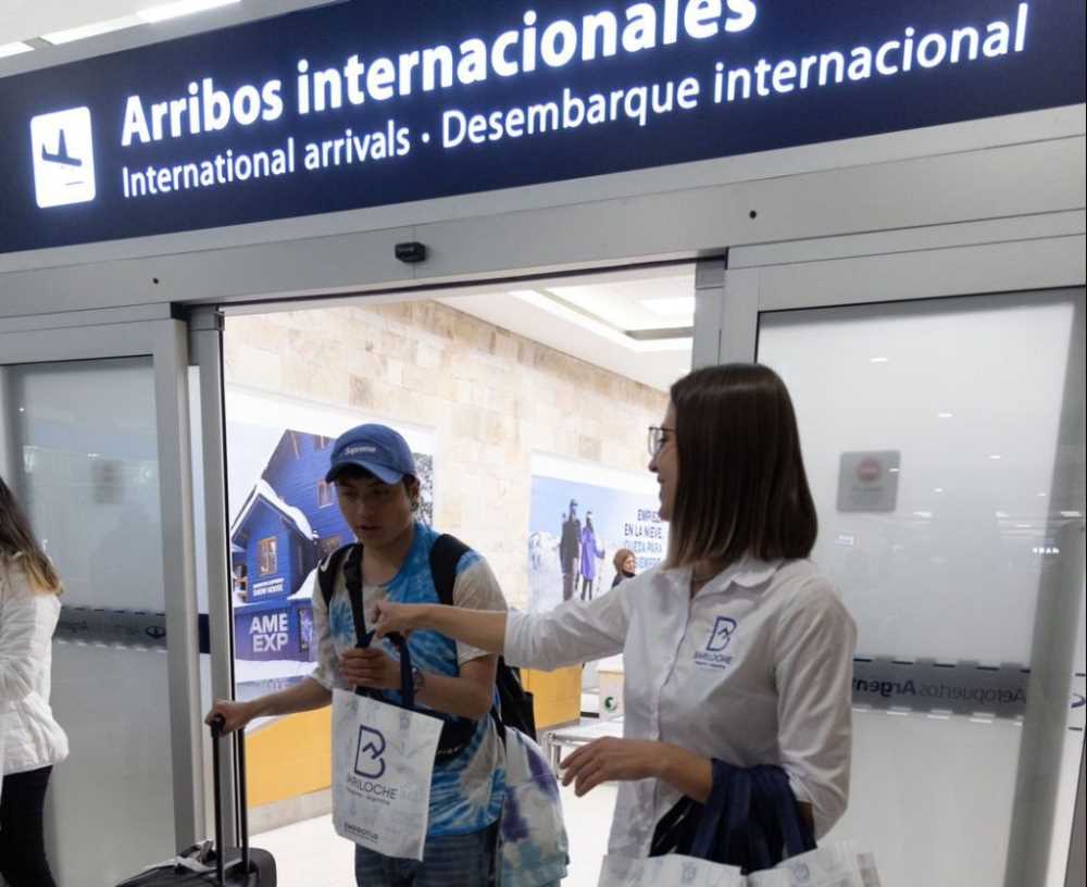 Llegaron los primeros turistas en el vuelo directo desde Santiago