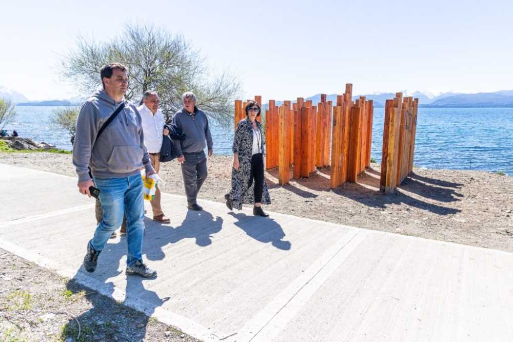 Residentes y turistas ya disfrutan de un nuevo paseo en la costa del lago