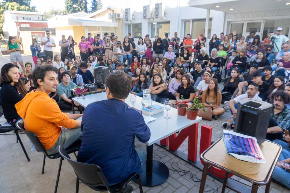 El actor Juan Minujín brindó una charla en la UNRN Sede Andina 