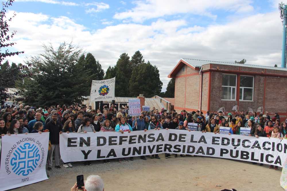Abrazo a la UNCo Bariloche en defensa de la Educación Pública