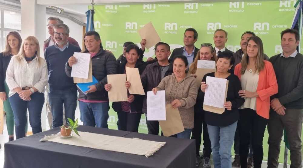 Siete familias barilochenses cumplieron el sueño regularizar su casa