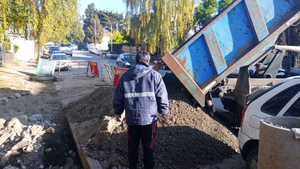 Precaución: Encofrado de cámara de inspección en calle 24 de Septiembre