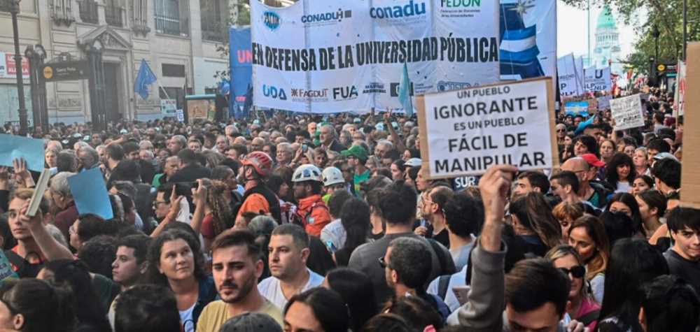 En una multitudinaria movilización, la comunidad educativa colma la Plaza de Mayo y el Congreso