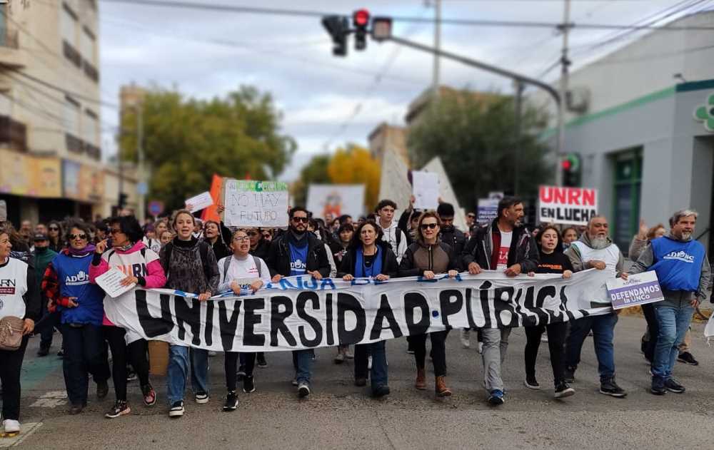 Masiva presencia del CURZAS-Unco en la marcha por la Universidad Pública