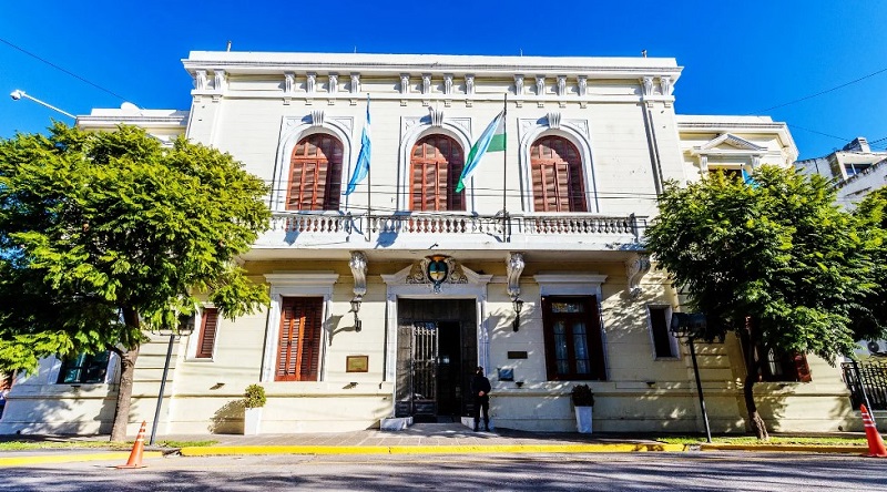 Río Negro paga mañana $180.000 de indumentaria para estatales