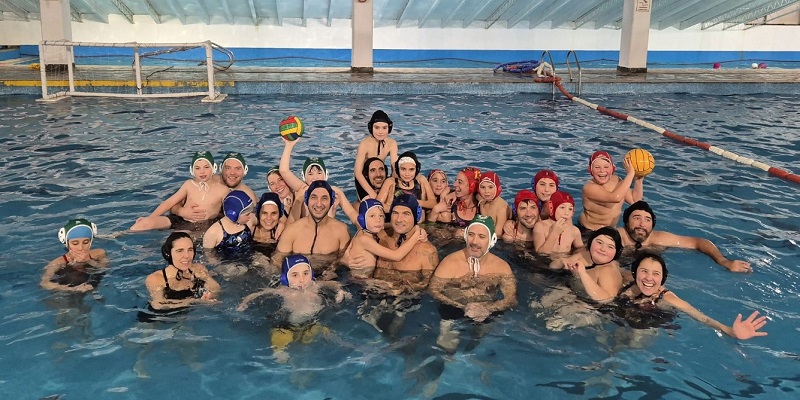 Más de 50 personas celebraron el waterpolo en un encuentro recreativo en Bariloche