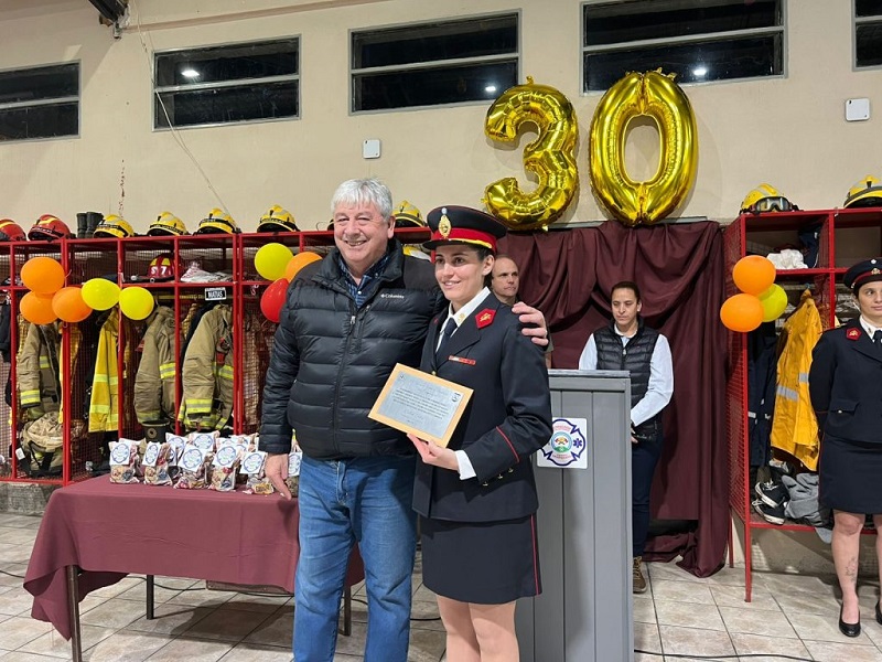 Honor y Gratitud: el intendente Walter Cortés homenajeó a los Bomberos Voluntarios del Cerro Campanario en su 30º aniversario