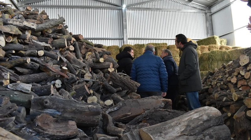 La Provincia provee de leña e insumos a Municipios y Comisiones de Fomento