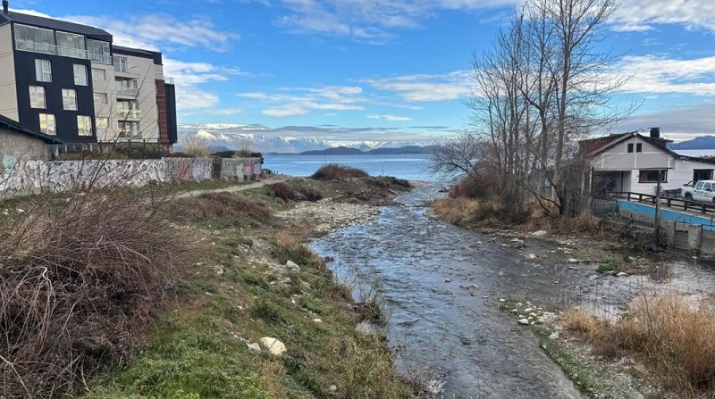 Arroyo Ñireco: comenzó limpieza del cauce para mejorar el escurrimiento