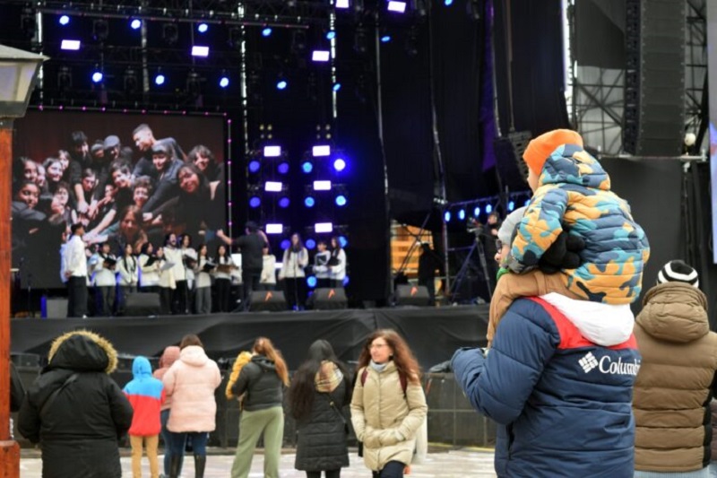 Comenzaron las bandas locales en la Fiesta Nacional de la Nieve: un escenario para el talento barilochense
