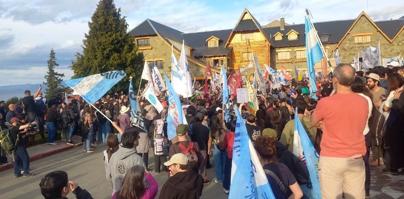 Bariloche marchó en defensa de la salud pública y contra los vetos de Milei