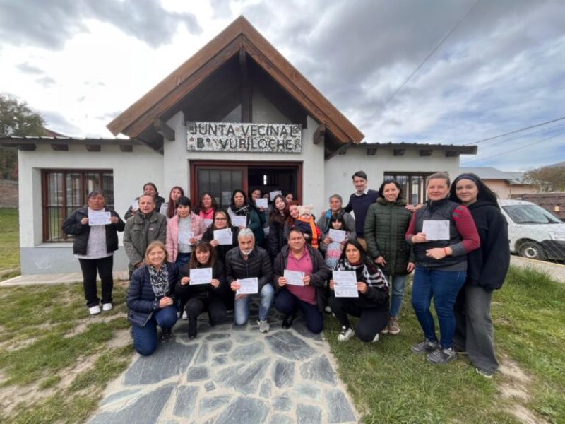 “Comunidad en Marcha” cerró las capacitaciones en el barrio Vuriloche con la entrega de 80 certificados
