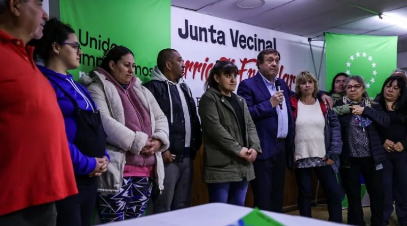 Provincia garantiza agua, luz y alumbrado a 189 lotes en Bariloche
