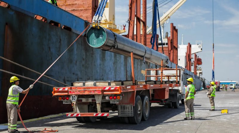 GNL: comenzó la descarga de caños en el puerto de San Antonio Este