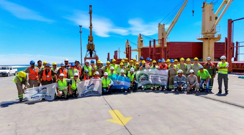 GNL: concluyó la descarga de caños en el puerto de San Antonio Este